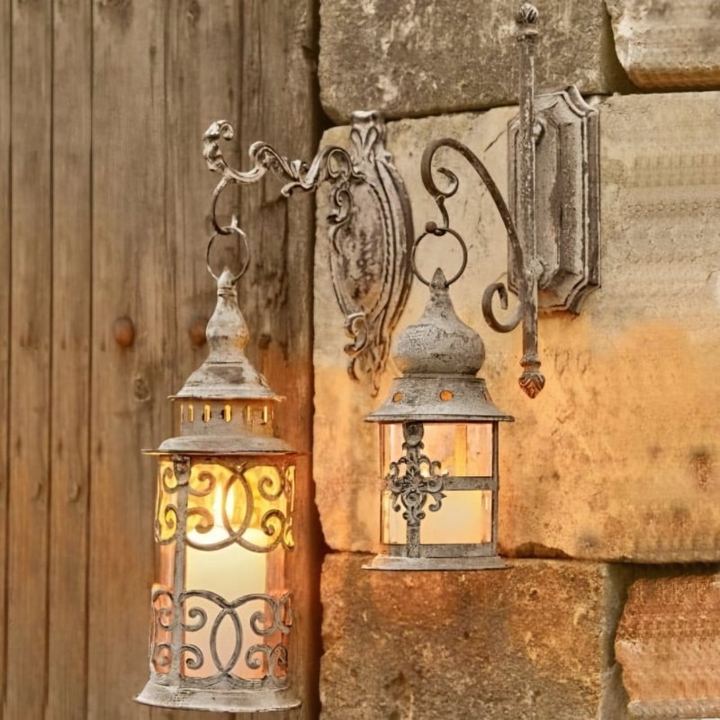 Belle appliques murale lanterne sur mur en pierre